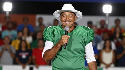 O cantor baiano Léo Santana estreou-se em Cabo Verde no Festival Baía das Gatas e recebeu uma honraria do Presidente da...